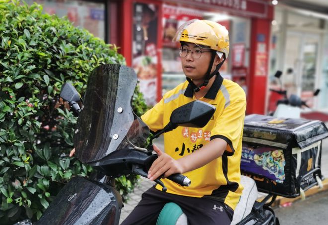 装手机支架交警：不是为难大家是为了安全龙8国际电子游戏娱乐平台电动车不允许安(图4)