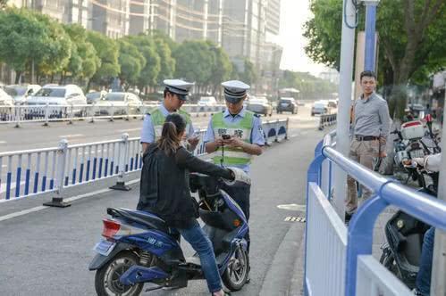 电动车上路有“5不能”新要求别被罚了才知道头号玩家龙八国际网址2025年2月起执行(图5)